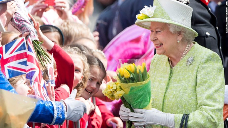 Queen+Elizabeth+greeting+families