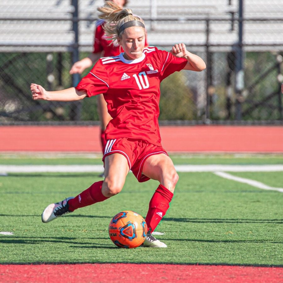 Caroline Hunnewell lines up to make a pass up the field.