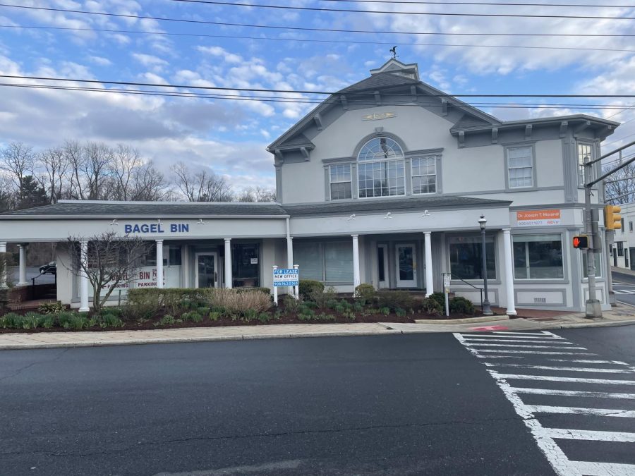 Photo of Bagel Bin building in Olcott Square in Bernardsville.