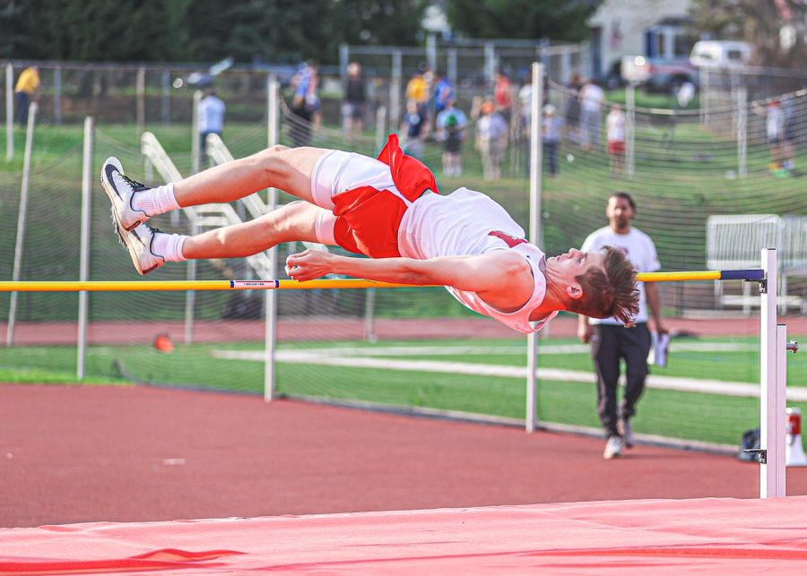 Senior+Nicolo+Caminiti+clearing+the+bar+in+high+jump