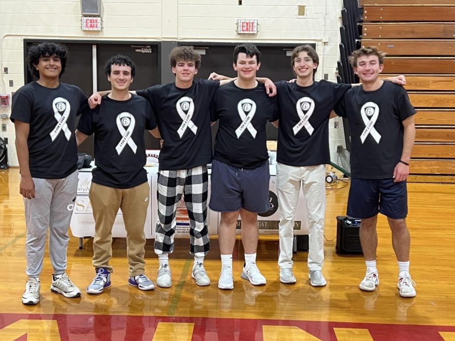 Seniors+Marc+Nakashian+and+Matt+Lesnik+host+3+for+a+Cure+fundraiser.+