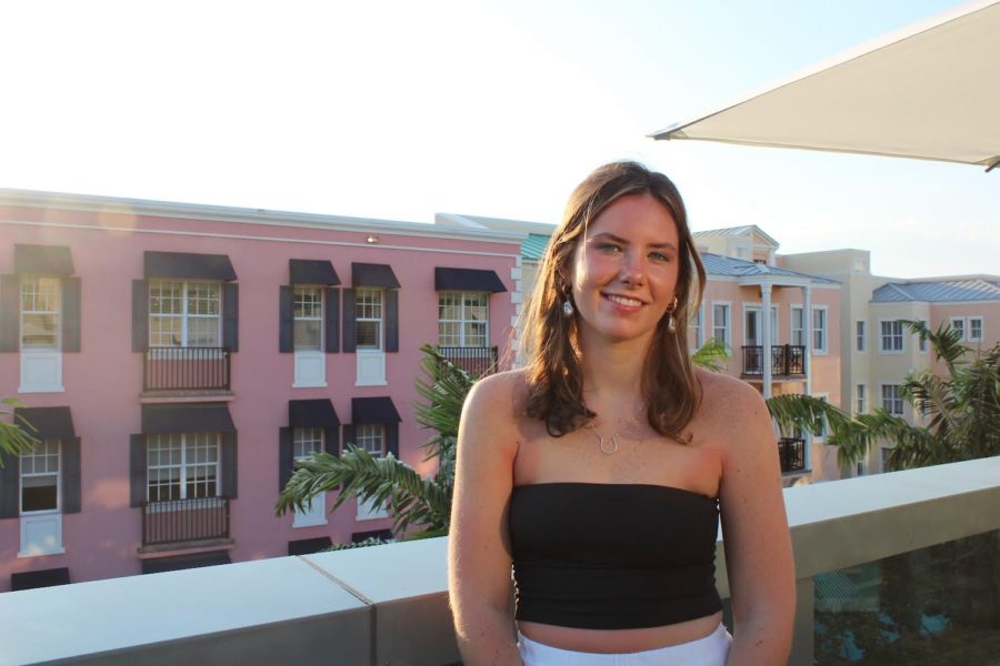 Jane Holmes Poses in Florida for a picture of herself 