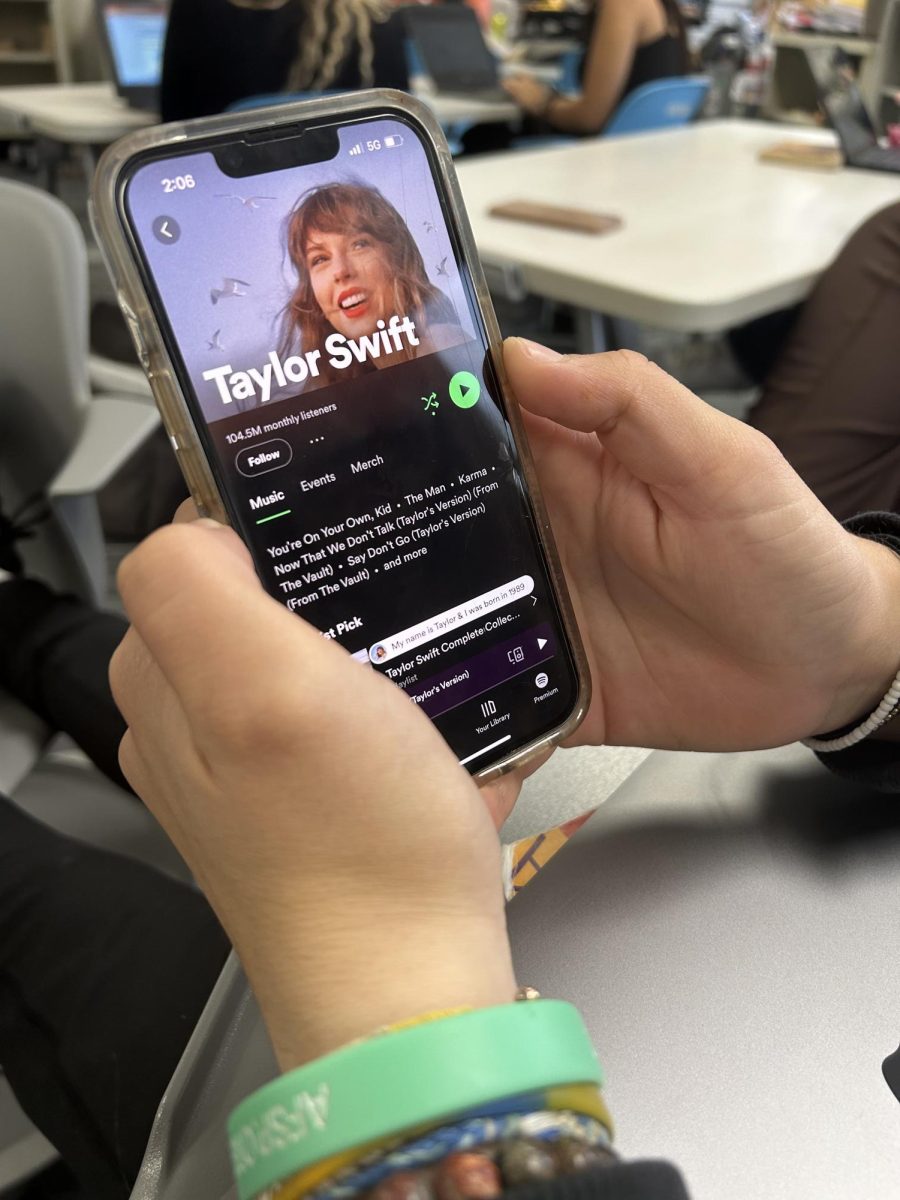 A+student+listens+to+songs+by+Taylor+Swift+on+Spotify