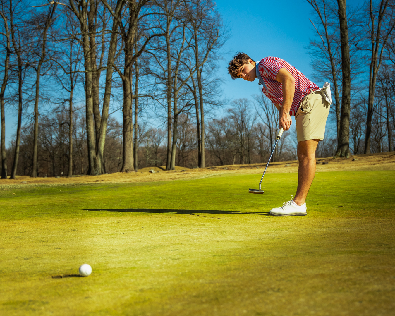 Thomas Diemar '26 sinks a long putt in a practice round before the season