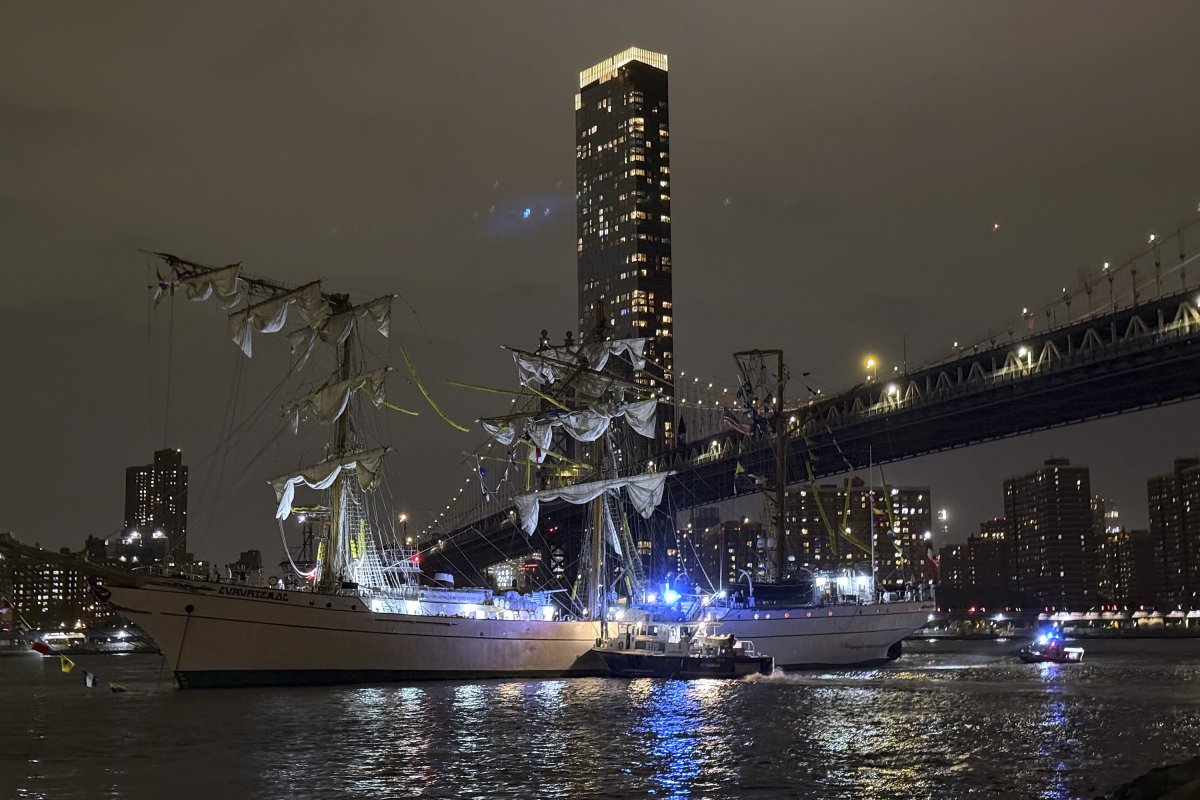 Boat crashes into Brooklyn Bridge 